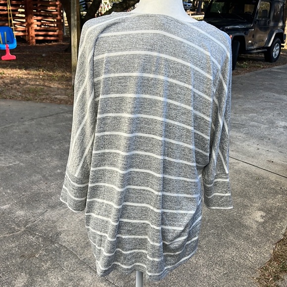 Grey striped white sweater - Picture 3 of 4